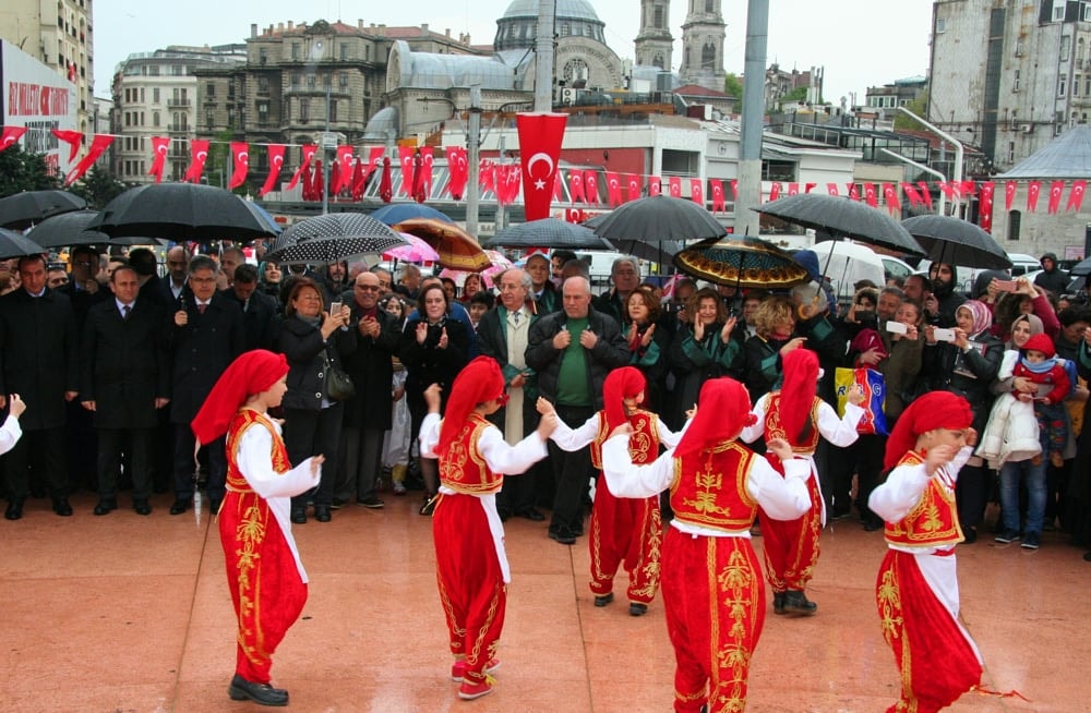 İstanbul Barosu, 23 Nisan Ulusal Egemenlik ve Çocuk Bayramında Taksim Cumhuriyet Anıtındaydı - 16
