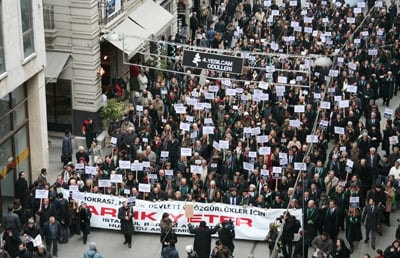 İstanbul Barosu Avukatları Ve Hukukçu Akademisyenler

Demokrasi, Hukuk Devleti Ve Özgürlükler İçin Yürüdü

 - 11