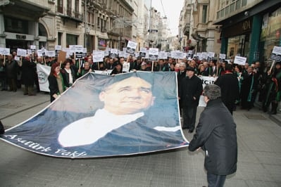 İstanbul Barosu Avukatları Ve Hukukçu Akademisyenler

Demokrasi, Hukuk Devleti Ve Özgürlükler İçin Yürüdü

 - 1