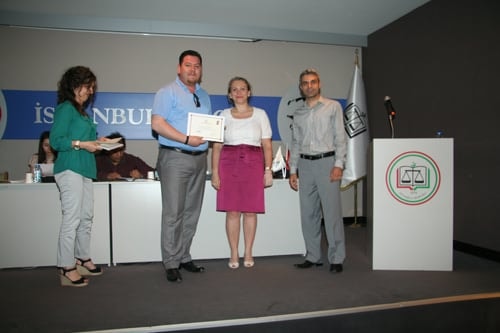 25. Dönem Hukuk İngilizcesi Ve Terminolojisi Derslerini Tamamlayanlara Katılım Belgeleri Verildi
 - 3