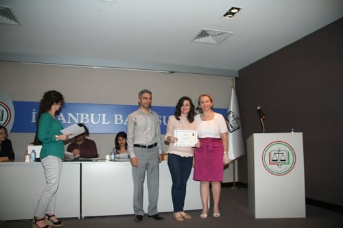 25. Dönem Hukuk İngilizcesi Ve Terminolojisi Derslerini Tamamlayanlara Katılım Belgeleri Verildi
 - 13