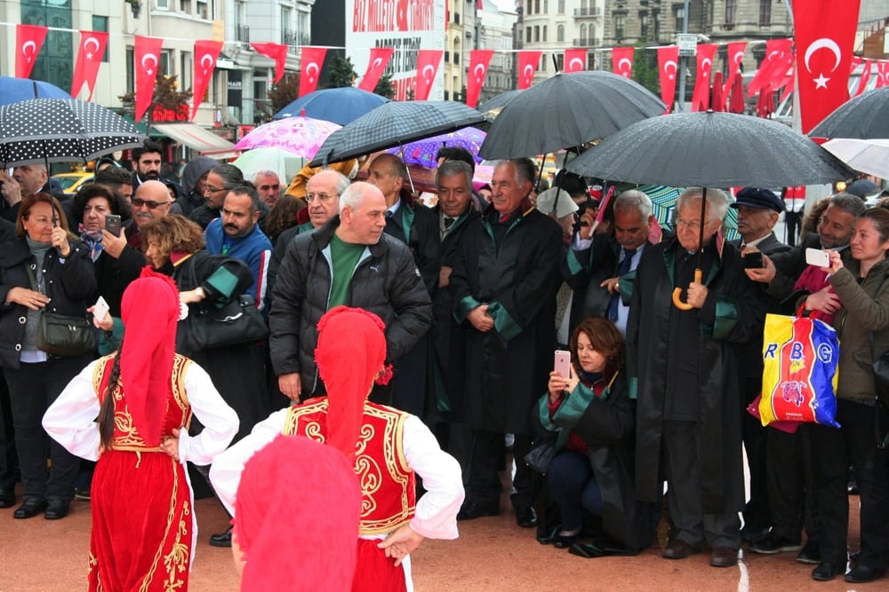 İstanbul Barosu, 23 Nisan Ulusal Egemenlik ve Çocuk Bayramında Taksim Cumhuriyet Anıtındaydı - 11