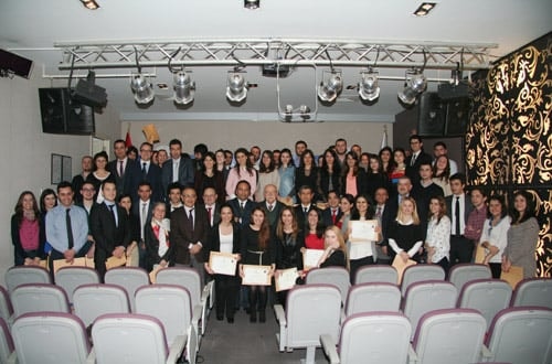 27. Dönem Hukuk İngilizcesi Ve Terminolojisi Derslerini Tamamlayan Avukat Ve Stajyer Avukatlara Katılım Belgeleri Verildi - 1