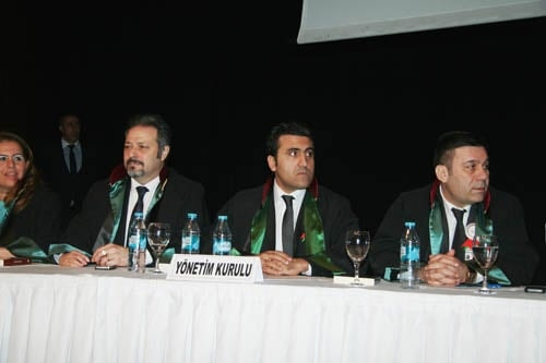 İstanbul Barosu Olağanüstü Genel Kurul Kararı: ‘Başkan Ve Yönetim Kurulu Görevinin Başındadır. İrademize Sahip Çıkıyoruz”

 - 75