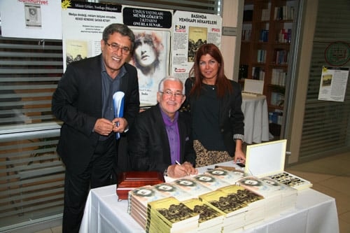 Av. Münir Göker Kitaplarını İmzaladı
 - 11