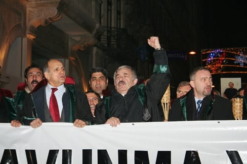 Avukata, Savunmaya Barolara Yapılan Saldırılar Düzenlenen Yürüyüşle Protesto Edildi

 - 4