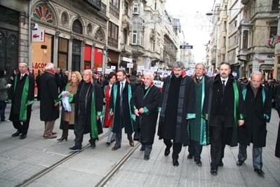 İstanbul Barosu Avukatları Ve Hukukçu Akademisyenler

Demokrasi, Hukuk Devleti Ve Özgürlükler İçin Yürüdü

 - 5