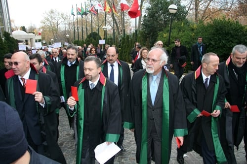 Cübbemize, Vatandaşın Hakkına Ve Hukukuna Sahip Çıkıyoruz! 

Arabuluculuğa Geçit Yok!  - 15