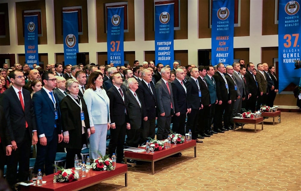 TBB Meslek Kuralları’nda Bağlı Çalışan Avukatlar  ile Stajyer Avukatlar Lehine Değişiklikler  Yapıldı