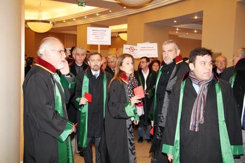 Cübbemize, Vatandaşın Hakkına Ve Hukukuna Sahip Çıkıyoruz! 

Arabuluculuğa Geçit Yok!  - 21