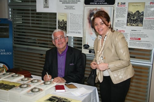 Av. Münir Göker Kitaplarını İmzaladı
 - 2
