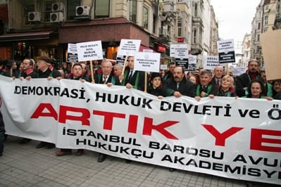 İstanbul Barosu Avukatları Ve Hukukçu Akademisyenler

Demokrasi, Hukuk Devleti Ve Özgürlükler İçin Yürüdü

 - 35