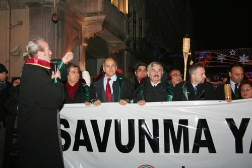 Avukata, Savunmaya Barolara Yapılan Saldırılar Düzenlenen Yürüyüşle Protesto Edildi

 - 2