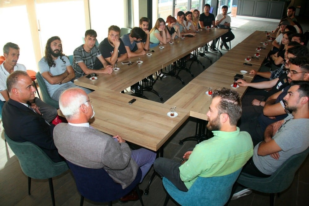 Eskişehir Anadolu Üniversitesi Tiyatro Grubu Başkan Durakoğlu’nu ziyaret etti - 7