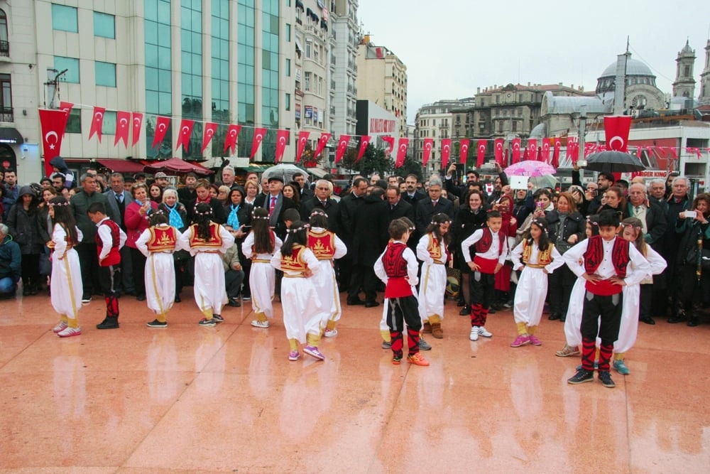 İstanbul Barosu, 23 Nisan Ulusal Egemenlik ve Çocuk Bayramında Taksim Cumhuriyet Anıtındaydı - 31