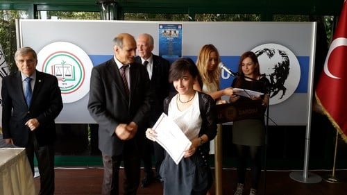 29. Dönem Hukuk İngilizcesi Ve Terminolojisi Derslerini Tamamlayanlara Katılım Belgeleri Verildi 
 - 28