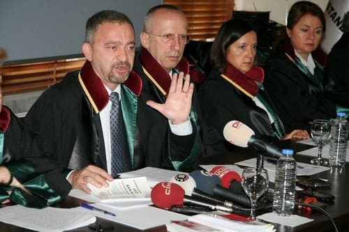 Yolsuzluk İddialarını Kapatılmış Saymak Hukuken Mümkün Değildir

 - 15