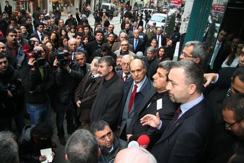 Avukata Yönelik Baskı Vatandaşa Yapılmış Sayılır

 - 71