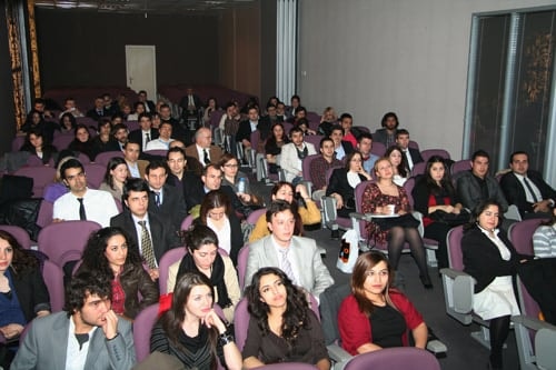 21. Dönem Hukuk İngilizcesi Ve Terminolojisi Derslerini Tamamlayanlara Katılım Belgeleri Verildi
 - 4