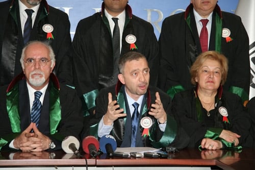 Savunma Dimdik Ayakta, İyi Ki Avukatlar Var!

 - 3