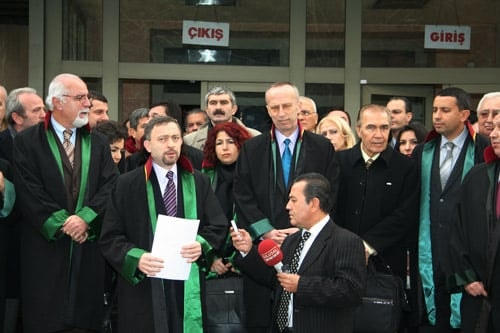 İstanbul Barosu, Öğrenci Olaylarında Orantısız Güç Kullanan Polis İçin Suç Duyurusunda Bulundu

 - 2