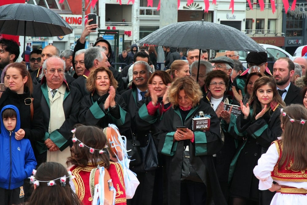 İstanbul Barosu, 23 Nisan Ulusal Egemenlik ve Çocuk Bayramında Taksim Cumhuriyet Anıtındaydı - 45