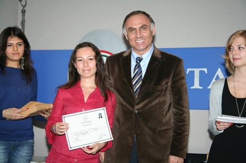 20. Dönem Hukuk İngilizcesi Ve Terminolojisi 
Derslerini Tamamlayanlara 
Katılım Belgeleri Verildi
 - 12