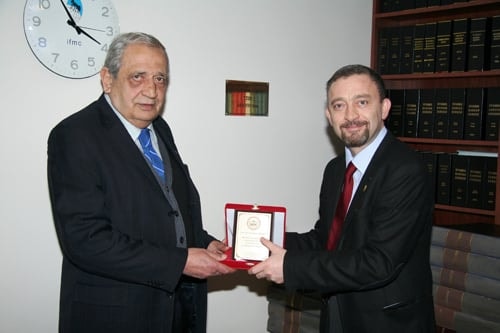 Meslektaşımız Sarısoy’Un Kitaplığımıza Armağanı

 - 1