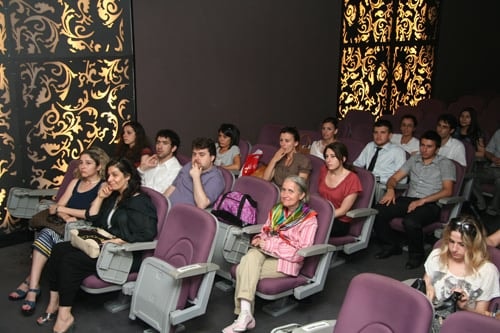 26. Dönem Hukuk İngilizcesi Ve Terminolojisi Derslerini Tamamlayanlara Katılım Belgeleri Verildi  - 1