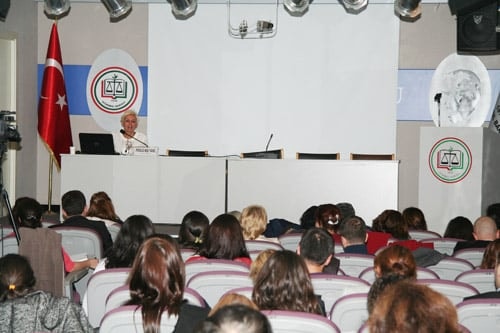 “Kadın Hakları Ve Aile İçi Şiddet” Konulu Sertifika Programı Devam Ediyor

 - 16