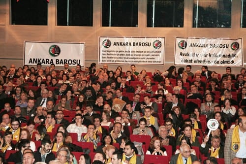 İstanbul Barosu Olağanüstü Genel Kurul Kararı: ‘Başkan Ve Yönetim Kurulu Görevinin Başındadır. İrademize Sahip Çıkıyoruz”

 - 87