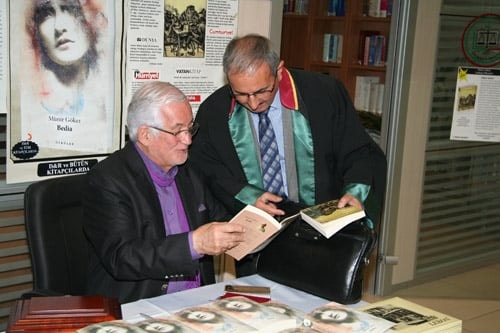 Av. Münir Göker Kitaplarını İmzaladı
 - 22