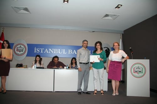 25. Dönem Hukuk İngilizcesi Ve Terminolojisi Derslerini Tamamlayanlara Katılım Belgeleri Verildi
 - 5