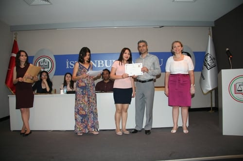 25. Dönem Hukuk İngilizcesi Ve Terminolojisi Derslerini Tamamlayanlara Katılım Belgeleri Verildi
 - 16