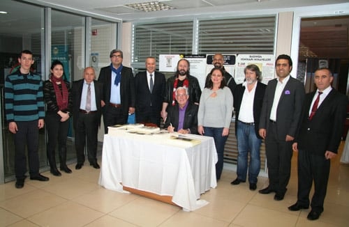 Av. Münir Göker Kitaplarını İmzaladı
 - 1