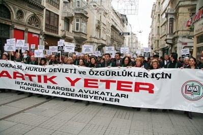 İstanbul Barosu Avukatları Ve Hukukçu Akademisyenler

Demokrasi, Hukuk Devleti Ve Özgürlükler İçin Yürüdü

 - 6