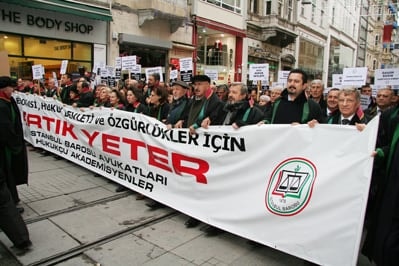 İstanbul Barosu Avukatları Ve Hukukçu Akademisyenler

Demokrasi, Hukuk Devleti Ve Özgürlükler İçin Yürüdü

 - 34