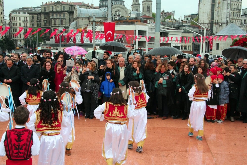 İstanbul Barosu, 23 Nisan Ulusal Egemenlik ve Çocuk Bayramında Taksim Cumhuriyet Anıtındaydı - 44