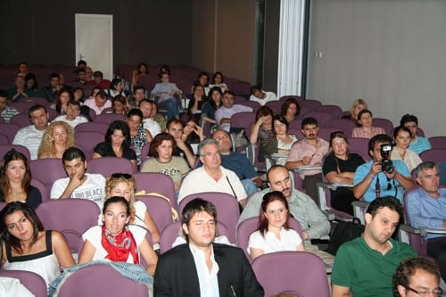 Sağlık Çalışanları, Diğerlerinden
16 Kat Daha Fazla Şiddet Görüyor - 15