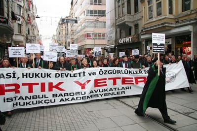 İstanbul Barosu Avukatları Ve Hukukçu Akademisyenler

Demokrasi, Hukuk Devleti Ve Özgürlükler İçin Yürüdü

 - 39