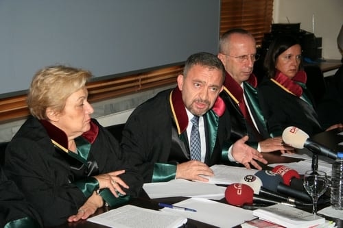 Yolsuzluk İddialarını Kapatılmış Saymak Hukuken Mümkün Değildir

 - 25