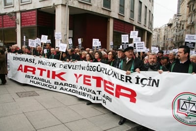 İstanbul Barosu Avukatları Ve Hukukçu Akademisyenler

Demokrasi, Hukuk Devleti Ve Özgürlükler İçin Yürüdü

 - 17