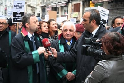 İstanbul Barosu Avukatları Ve Hukukçu Akademisyenler

Demokrasi, Hukuk Devleti Ve Özgürlükler İçin Yürüdü

 - 29