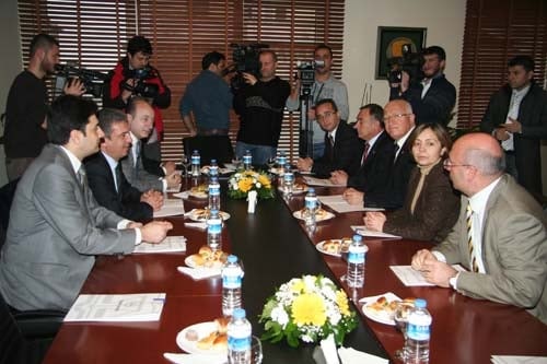 Milletvekillerinden Baroya Destek

 - 20