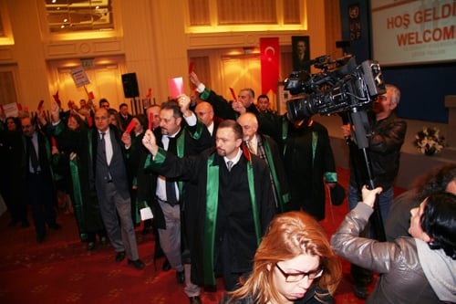 Cübbemize, Vatandaşın Hakkına Ve Hukukuna Sahip Çıkıyoruz! 

Arabuluculuğa Geçit Yok!  - 26