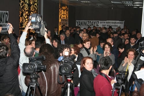 Baroya Karşı Hukuksuzlukların, Sindirme Ve Yıldırma Girişimlerinin Yoğunlaşması Üzerine İstanbul Barosu Yönetim Kurulu Olağanüstü Genel Kurul Kararı Aldı
 - 79