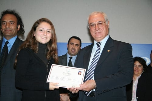 16. Dönem İngilizce Derslerine Katılanlara Katılım Belgeleri Verildi - 13