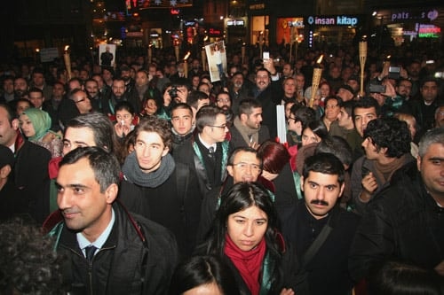 Avukata, Savunmaya Barolara Yapılan Saldırılar Düzenlenen Yürüyüşle Protesto Edildi

 - 23