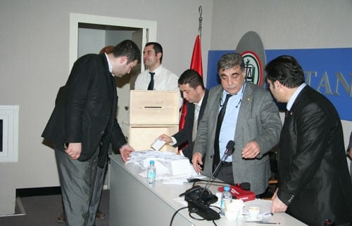 Stj. Avukatlar Komisyonugenel Kurulu 
Yürütme Kurulu Seçimiyle Noktalandı - 32