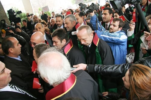 Cübbemize, Vatandaşın Hakkına Ve Hukukuna Sahip Çıkıyoruz! 

Arabuluculuğa Geçit Yok!  - 17